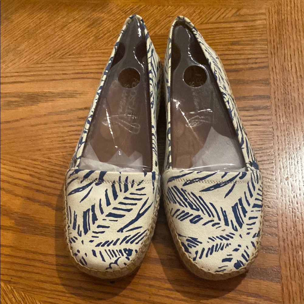 AEROSOLES Blue and Cream Leaf Pattern Loafers